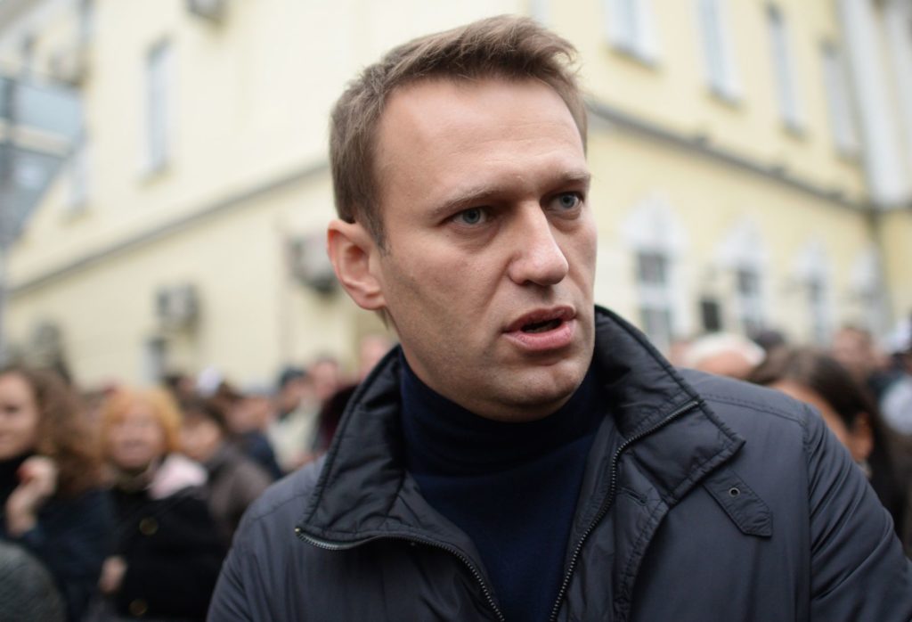Навального снова бьют рублем