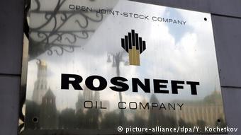 Табличка с надписью Rosneft