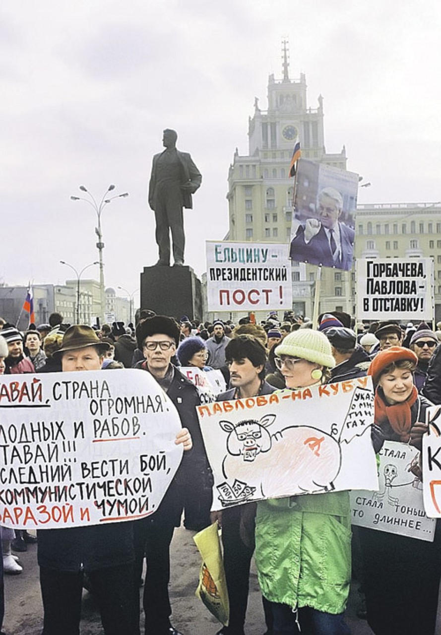 Картинки по запросу Март 1991-го, митинг сторонников Ельцина в Москве - словно копия сегодняшних митингов белоленточной оппозиции.