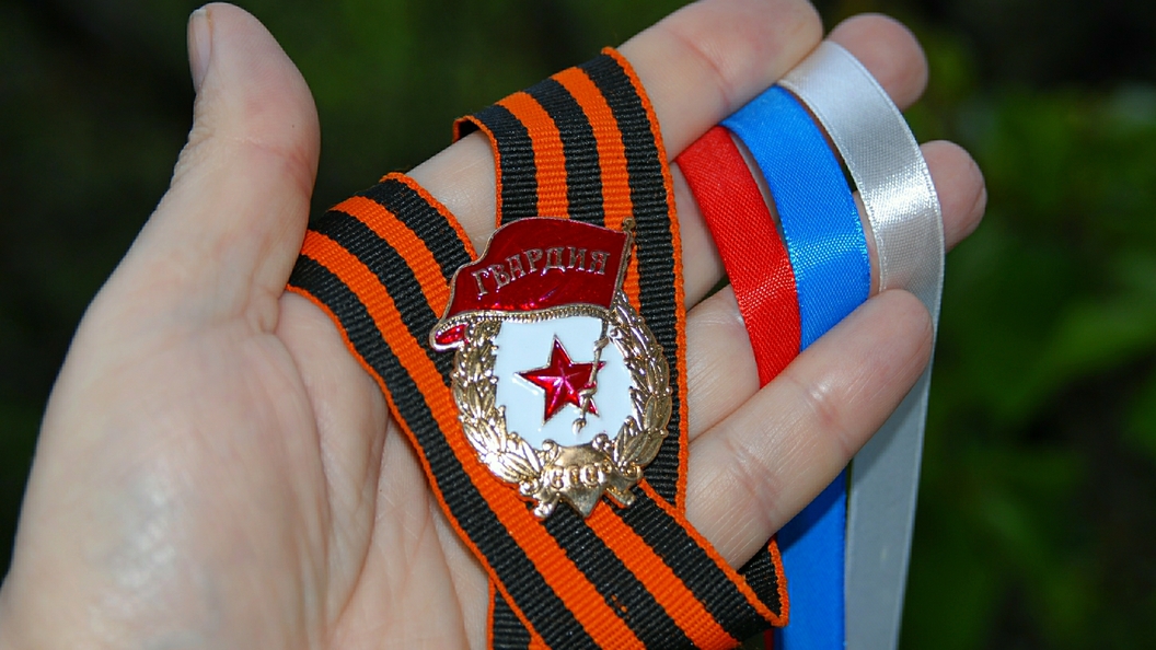 20 украинских ветеранов АТО заставили пятерых белорусов снять одну георгиевскую ленточку