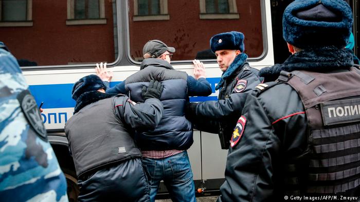 Полицейские обыскивают оппозиционного активиста во время протестно акции в Москве (фото из архива)