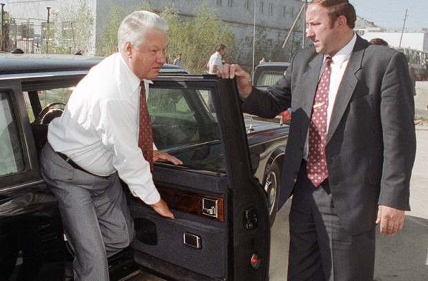 Почему Ельцин и Немцов не смогли пересадить элиту на отечественные машины