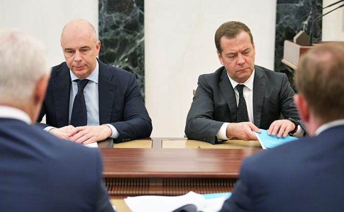 На фото: первый вице-премьер РФ - министр финансов РФ Антон Силуанов и премьер-министр РФ Дмитрий Медведев (слева направо)
