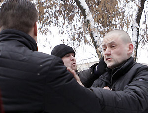 «Другороссы» подрались с Удальцовым на панихиде по Долматову,обвинив лидера Левого фронта в пиаре на траурной церемонии.