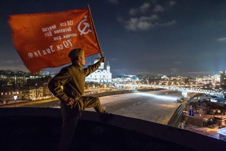 На офис Дождя водрузили Знамя Победы!