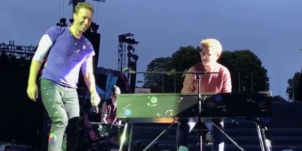 Лидер Coldplay позвал фаната на сцену и выступил с ним дуэтом перед тысячами зрителей