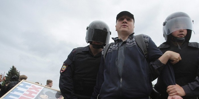 Сотрудник ОМОН получил удар ножом в спину на митинге 12 июня в Петербурге