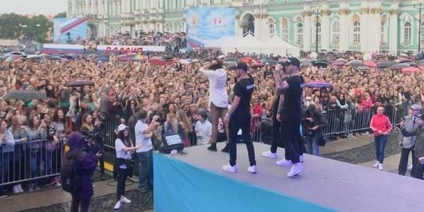Тысячи людей подпевали Бузовой на Дворцовой площади Санкт-Петербурга