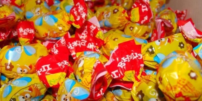 В конфетах «Бешеная пчелка», которой отравились дети в Чите, нашли наркотик