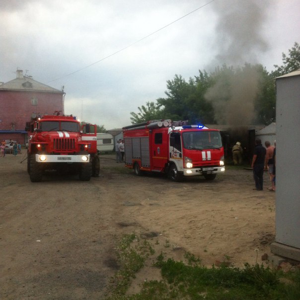 В Омске горящие гаражи потушили фекалиями