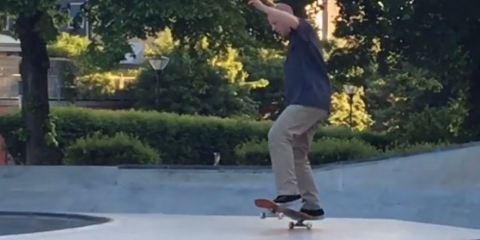 Видео дня: шведский скейтер показывает феноменальное умение держать баланс