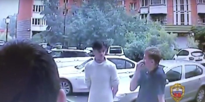 На видео попало вымогательство взятки лжеполицейскими в Москве