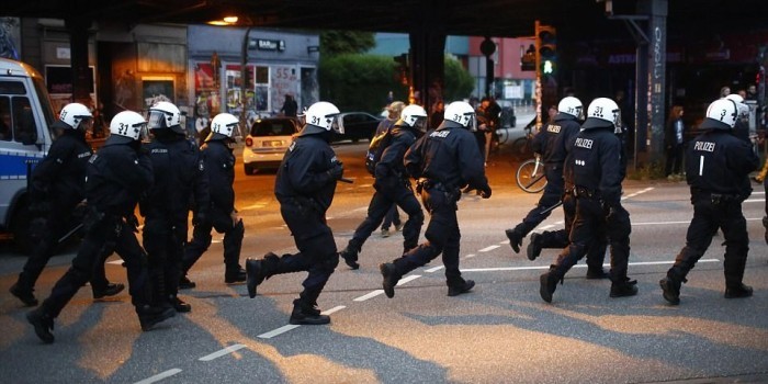 Полиция Гамбурга водометами разогнала митингующих против G20