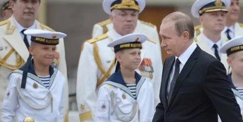 Путин принимает Военно-морской парад ко Дню ВМФ в Петербурге