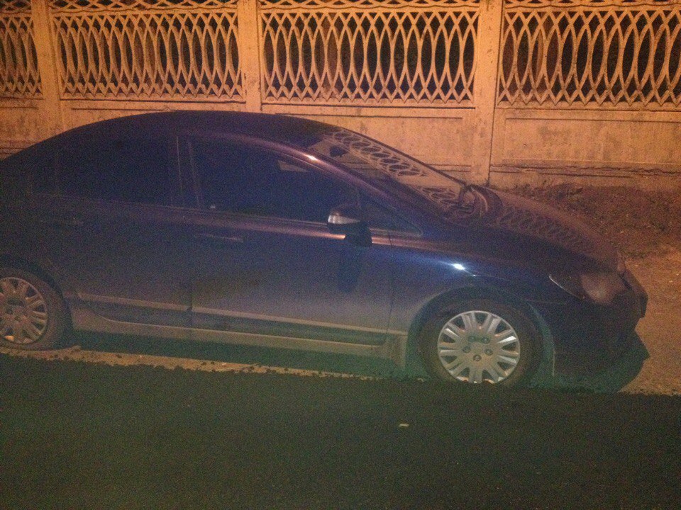 В Екатеринбурге заасфальтировали припаркованную машину
