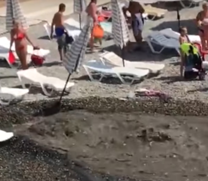 Гейзер из канализации на пляже (видео)