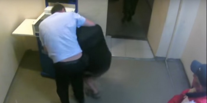Опубликовано видео жестокого избиения жителя Красноярска в полицейском участке