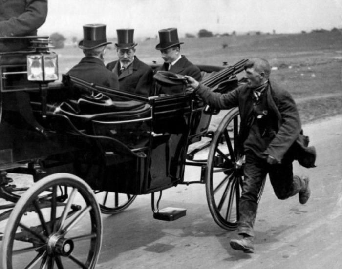Безработный ветеран Первой мировой бежит рядом с каретой короля Георга V, 1920 год, Англия вещи., время, история, люди, фото