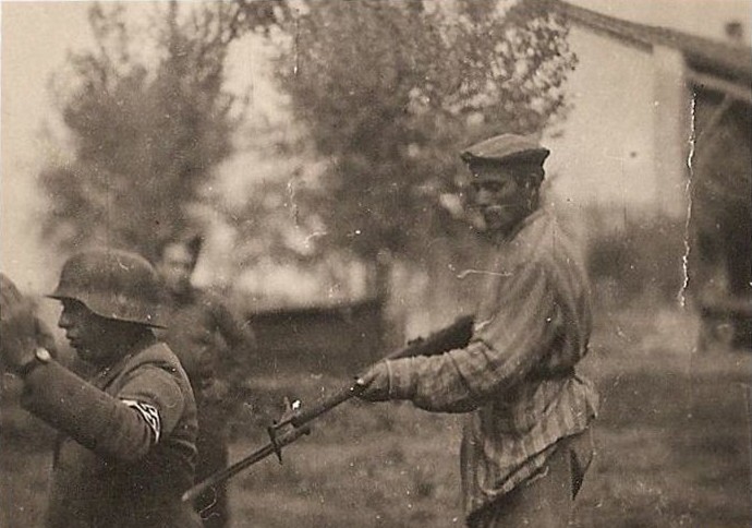 Бывший узник концлагеря держит под прицелом нацистского солдата. вещи., время, история, люди, фото
