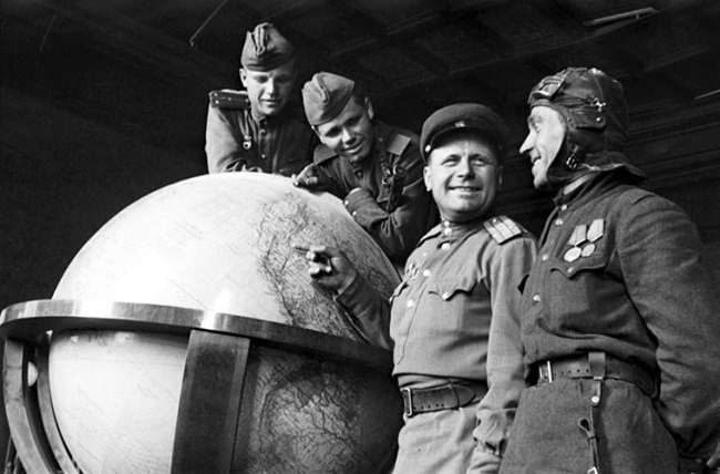Советские солдаты позируют с глобусом Адольфа Гитлера, 1946 год вещи., время, история, люди, фото