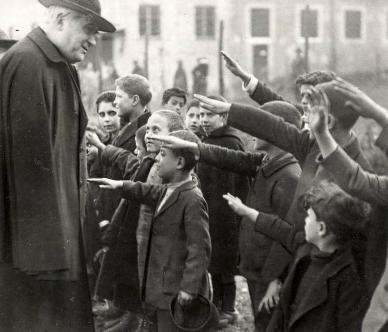 Генерального викария Рима кардинала Базилио Помпилия школьники приветствуют нацистским салютом, 1926 год. вещи., время, история, люди, фото