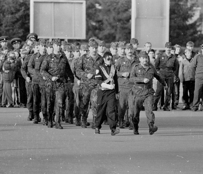 Майкл Джексон марширует с российскими солдатами, 1993 год. вещи., время, история, люди, фото