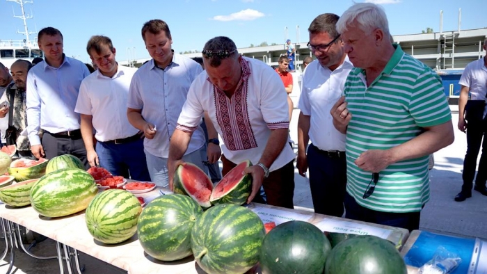 «Полосатый рейс» баржи Гройсмана позорно закончился