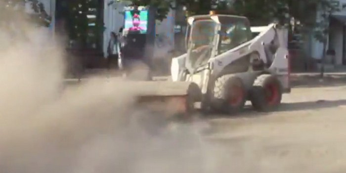 Видео дня: В Красноярске «подмели» улицы, покрыв центр города слоем пыли
