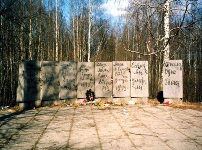 Дневник Тани Савичевой в камне рядом с памятником *Цветок жизни* под Санкт-Петербургом | Фото: personalguide.ru