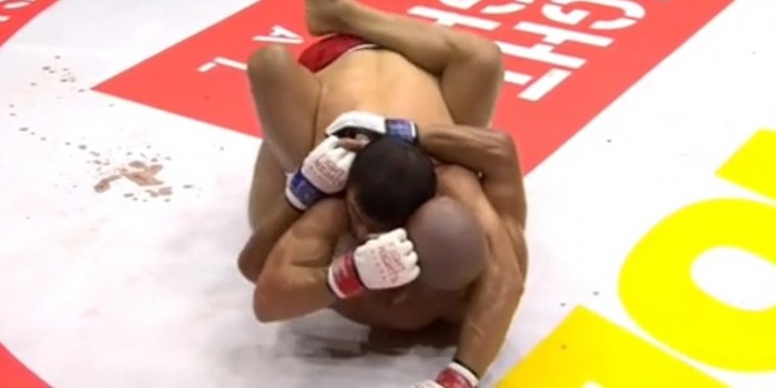 Бразильский боец укусил россиянина Алиева во время поединка на турнире ММА в Махачкале