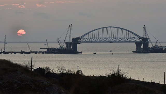Железнодорожная арка строящегося моста через Керченский пролив, поднятая до проектной высоты. Архивное фото