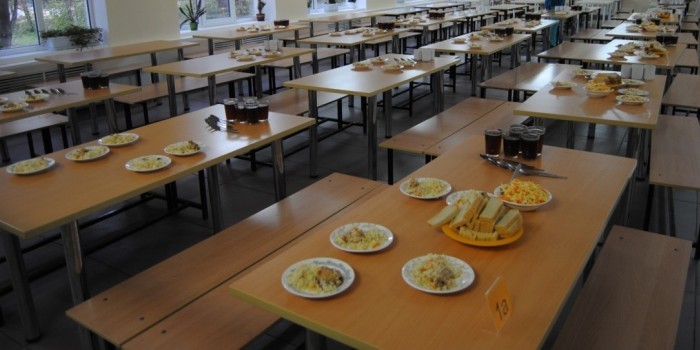 Омским школьникам запретили приносить с собой еду из дома