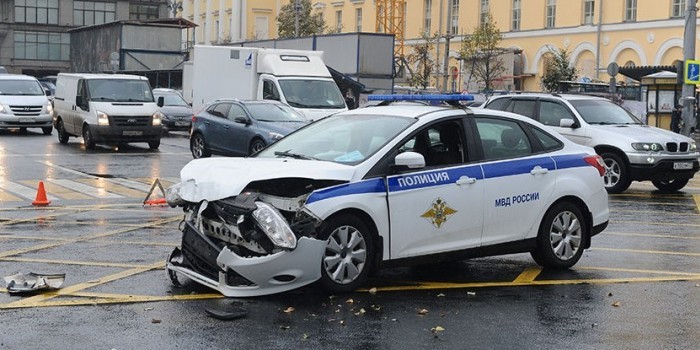В Москве полицейский на служебной машине насмерть сбил мотоциклиста