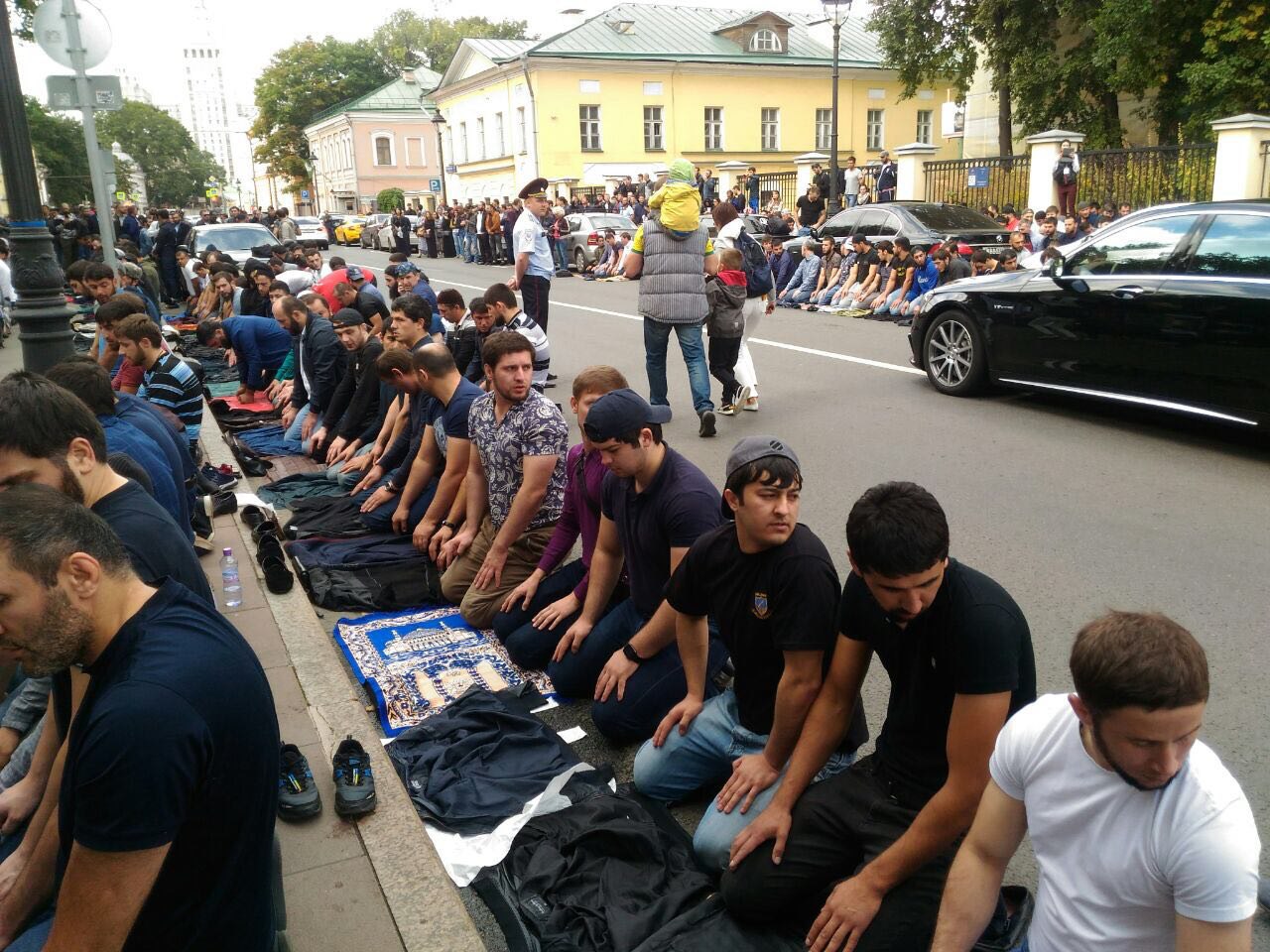В центре Москвы проходит несанкционированный митинг мусульман