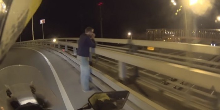Видео дня: байкер спас самоубийцу, предложив ему покататься на мотоцикле