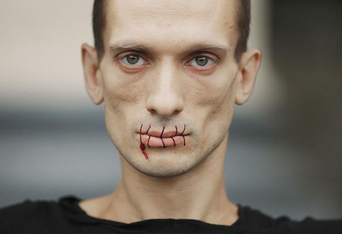 «Заберите вашего дурака обратно» — французы оценили «художника» Павленского