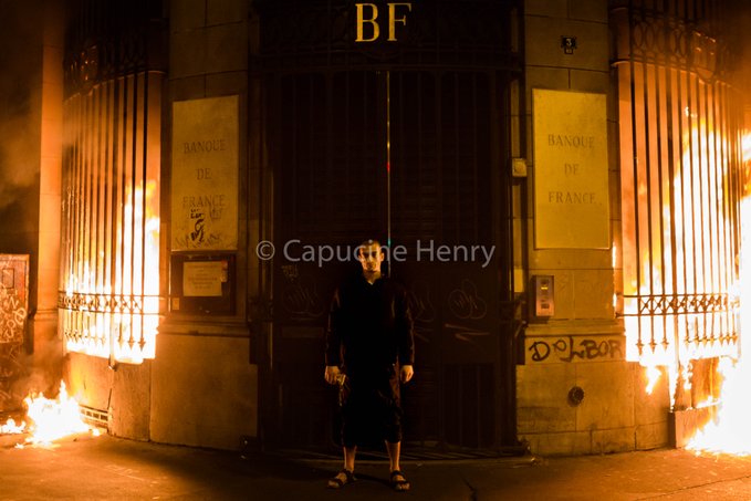 Павленский поджег здание Банка Франции