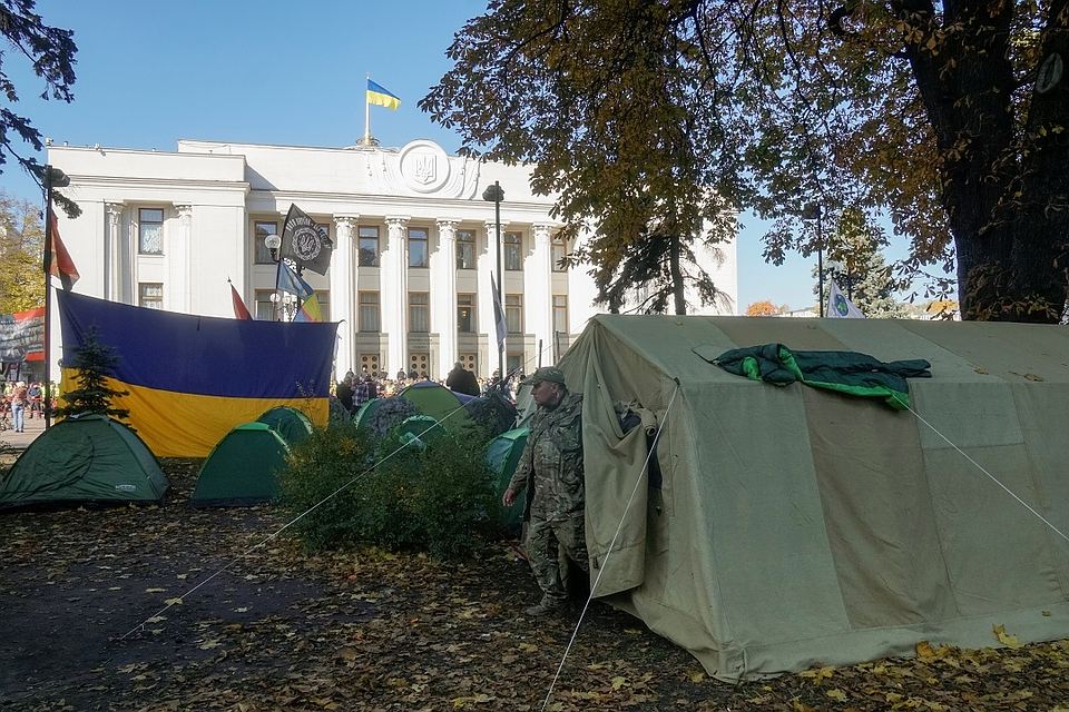 Спецназ начал штурм палаточного городка у Верховной рады