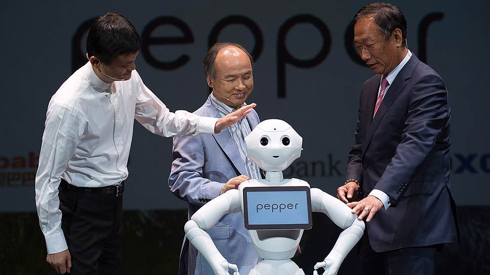 Джек Ма (слева) в роботов верит больше, чем в людей