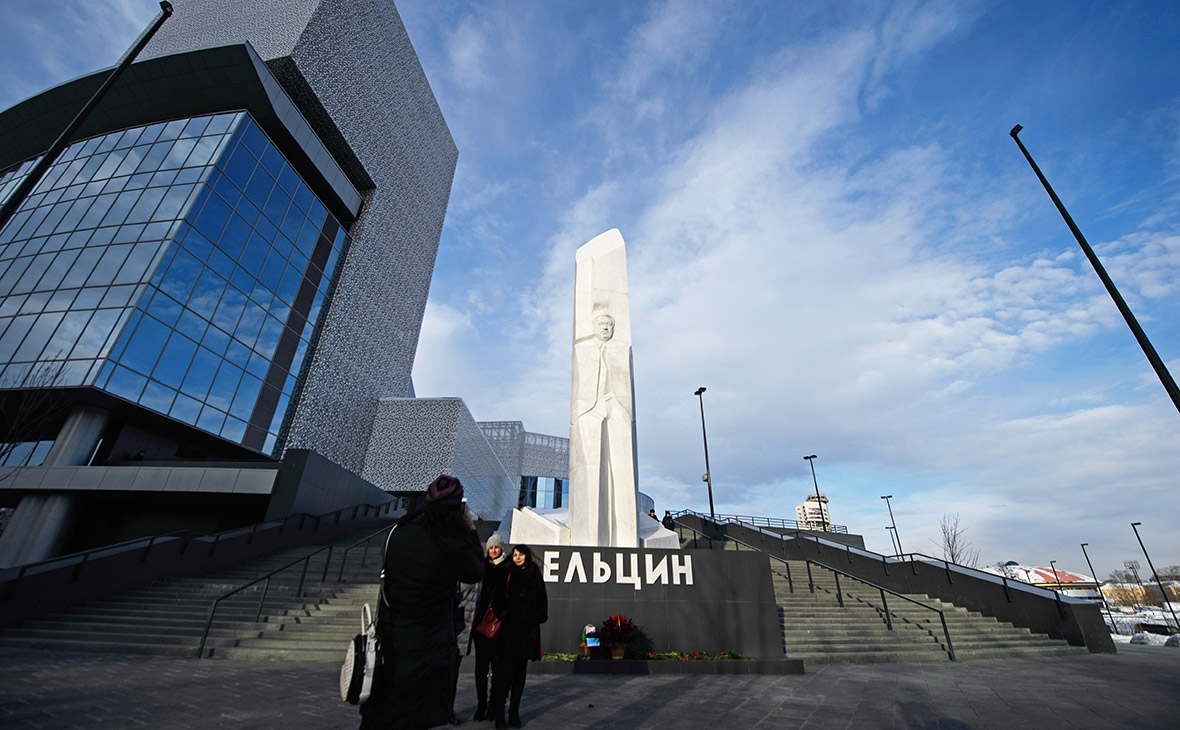 В Екатеринбурге подожгли памятник Ельцину