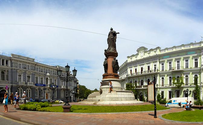 На фото: вид на Екатерининскую площадь и памятник основателям города Одессы, Украина, 2011 год