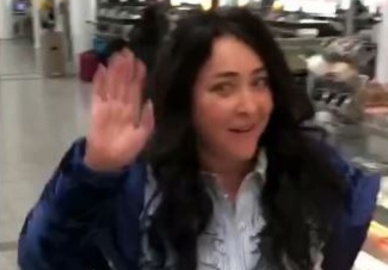 «Упоролась тетя!»: Лолита устроила в аэропорту Нью-Йорка танцы в ночнушке и тапочках. ВИДЕО