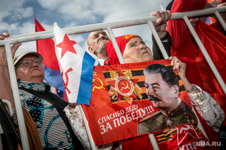 Первомай в Москве. Москва, флаг красный, портрет сталина, митинг кпрф, первое мая, унисты, коммунисты