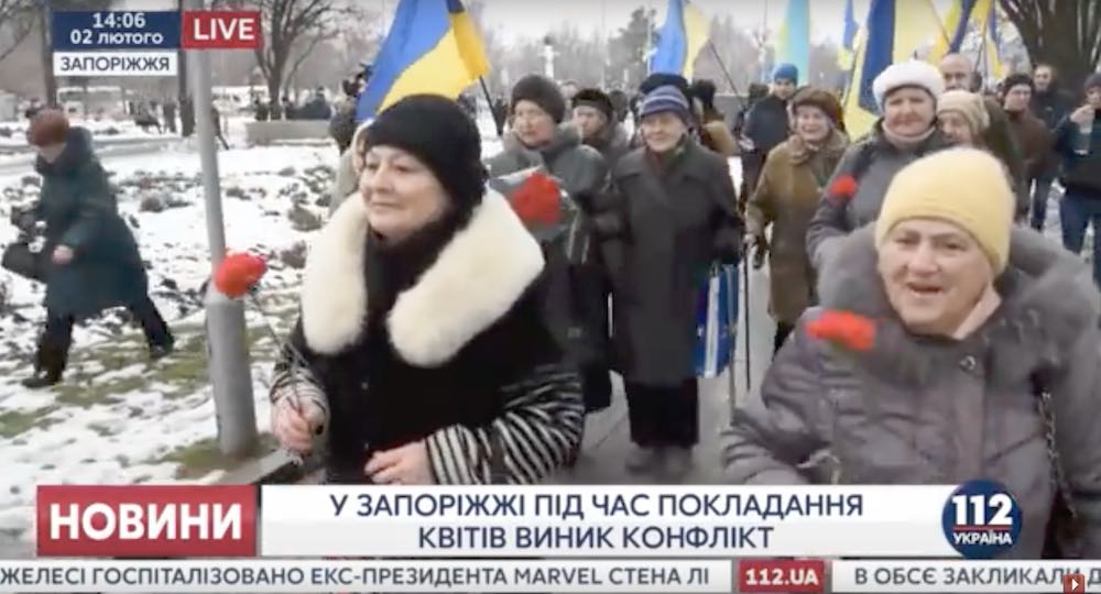 На Украине участников акции в честь Сталинграда закидали говяжьей печенью (видео)