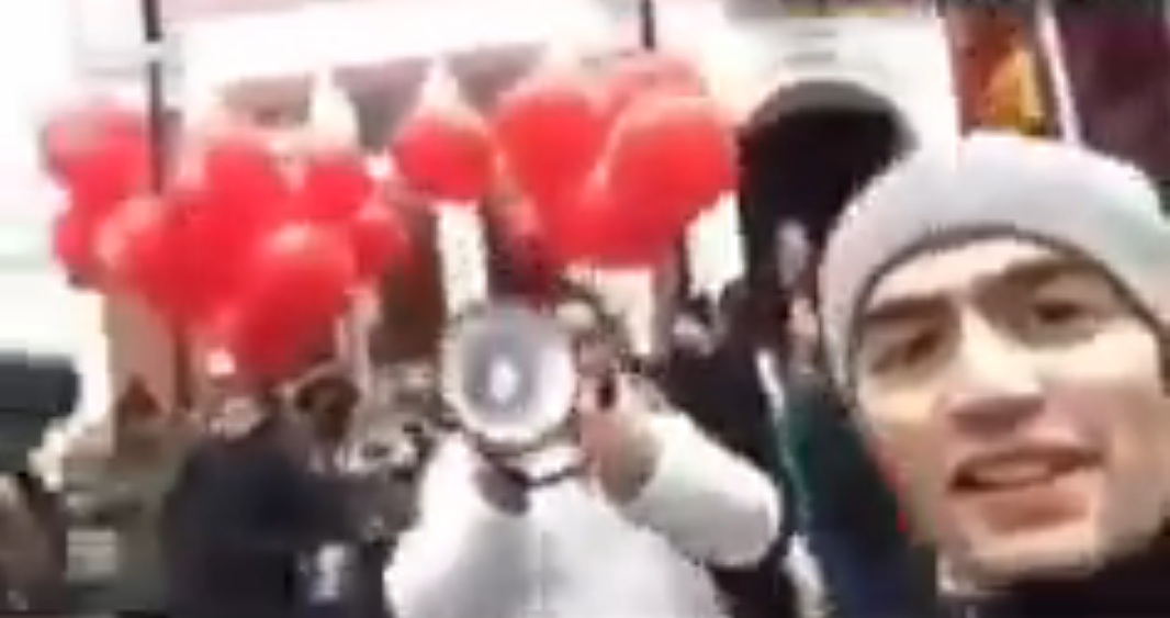 Кавказец напал на толпу митингующих против Путина в Лондоне (видео)