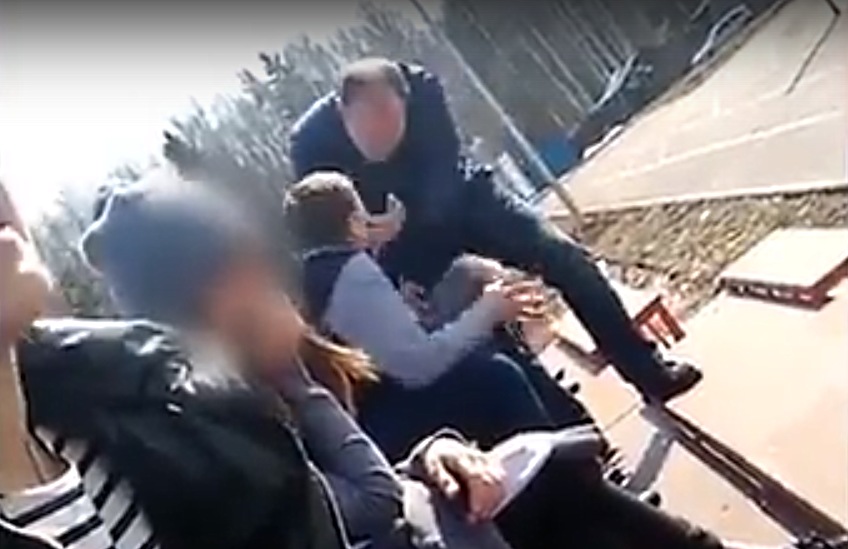 Депутат-единорос вломил школьнику (видео)
