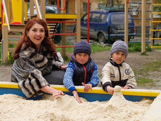 Депутат от «Единой России» устроила фотосессию у песочницы, куда привезли песок