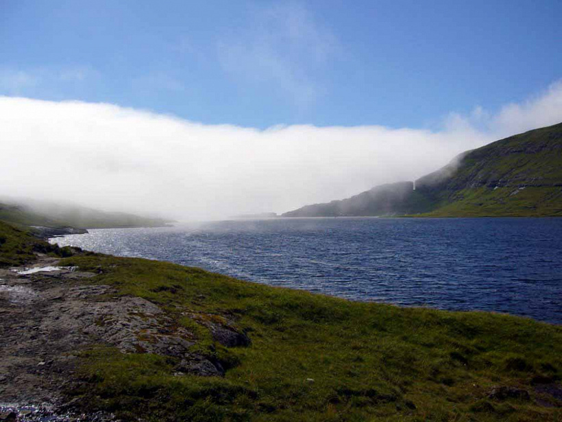 Сёрвагсватн — невероятное озеро, висящее над океаном 