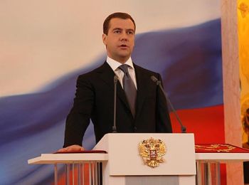 Медведев обязал ФАС и Минэнерго контролировать цены на бензин