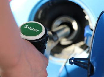 Нефтяники снизили цены на бензин